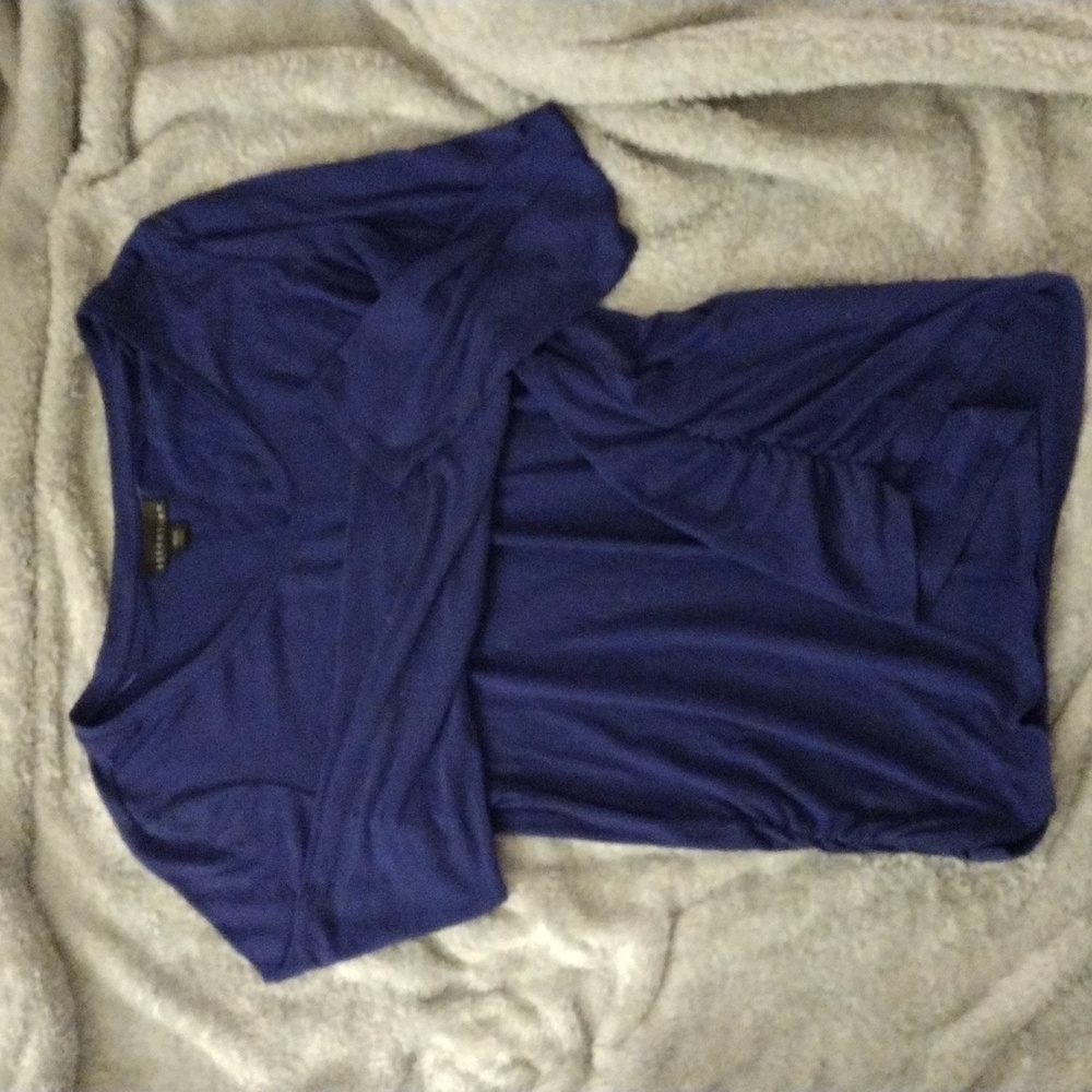 Side scrunch long sleeve shirt.